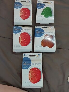 Mini Silicone Bakeware Molds - 2004 Red & Green